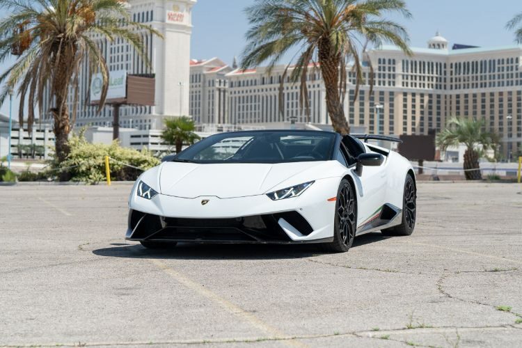 Lamborghini Huracan Performante white