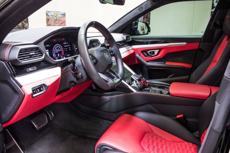 Lamborghini Urus, Interior
